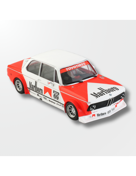 Vista frontal de Bmw 2002 Ti Revoslot escala 1:32.