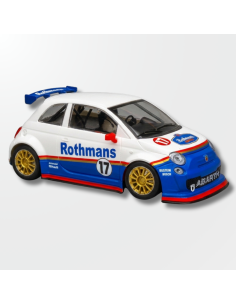 Perspectiva lateral y frontal del Abarth 500 #17 con llantas doradas y franjas Rothmans.