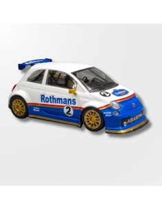 Detalle frontal y lateral del Abarth 500 de slot con los logotipos de Shell y Bilstein.