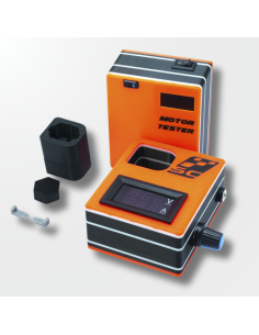 Vista superior del tester de motores con pantalla digital y adaptadores universales.