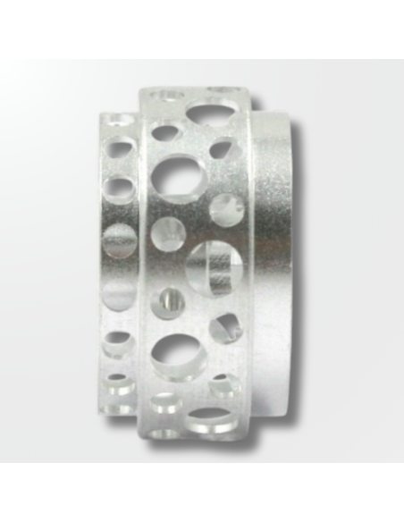 detalle del lateral  perforado de la llanta Urano Evo II para aligerar peso.