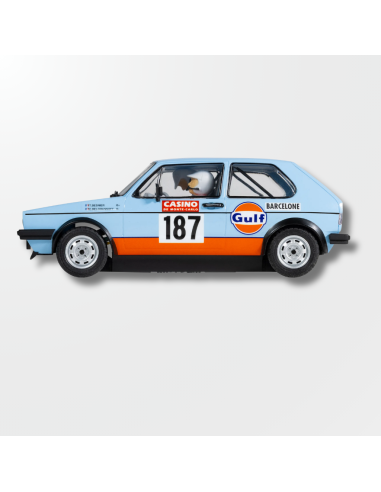 Vista lateral del coche de slot Volkswagen Golf GTi Gulf Edition de Superslot con su decoración clásica azul y naranja