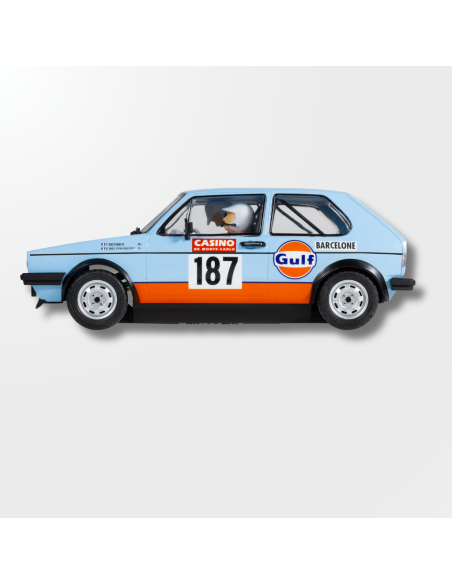Vista lateral del coche de slot Volkswagen Golf GTi Gulf Edition de Superslot con su decoración clásica azul y naranja