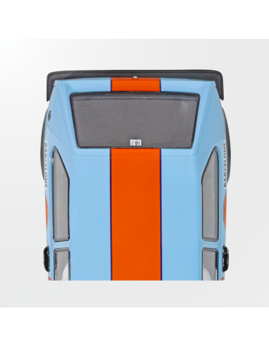 Perspectiva trasera del modelo a escala uno treinta y dos Volkswagen Golf Gulf de Superslot.