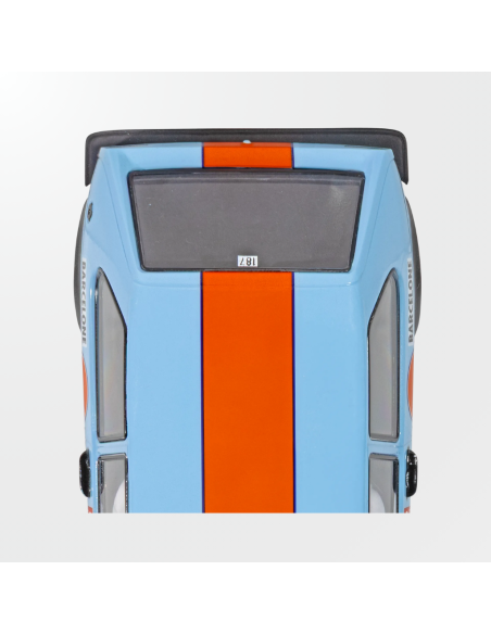 Perspectiva trasera del modelo a escala uno treinta y dos Volkswagen Golf Gulf de Superslot.