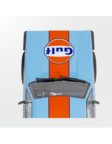Perspectiva delantera del modelo a escala uno treinta y dos Volkswagen Golf Gulf de Superslot.