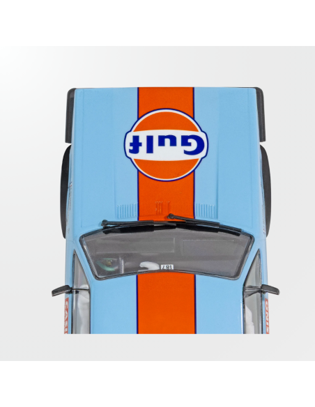 Perspectiva delantera del modelo a escala uno treinta y dos Volkswagen Golf Gulf de Superslot.