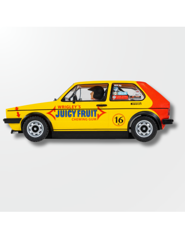 Vista lateral del coche de slot Volkswagen Golf MK1 de Malcolm Jeffs Racing en colores amarillo y rojo.