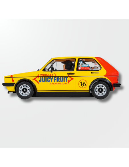 Vista lateral del coche de slot Volkswagen Golf MK1 de Malcolm Jeffs Racing en colores amarillo y rojo.