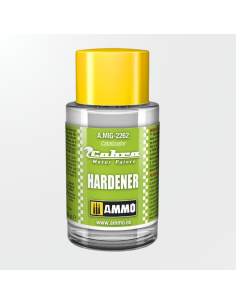 Vista frontal del envase de endurecedor Cobra Motor de 30ml de AMMO para barniz de automoción en modelismo.